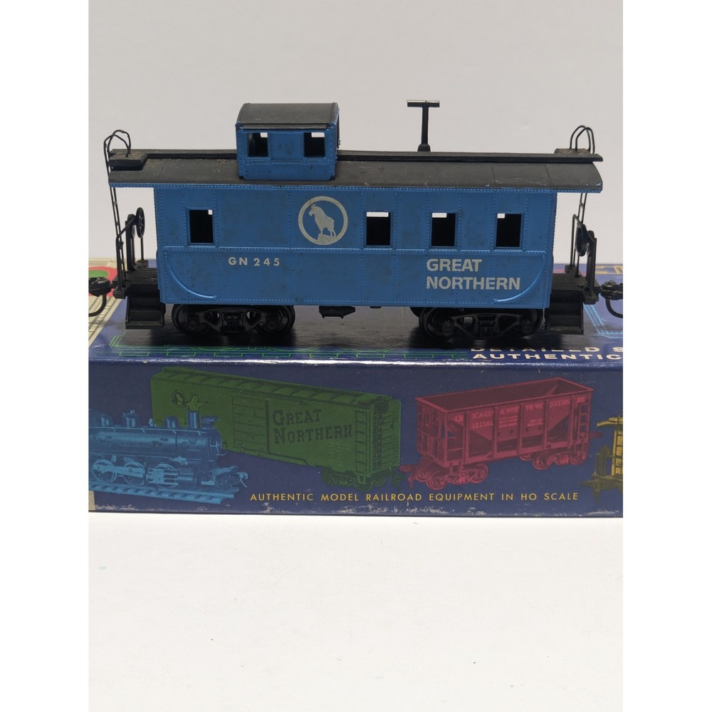 Roundhouse Products Vintage HO Scale Great Northern Caboose GN 245 Train Car
